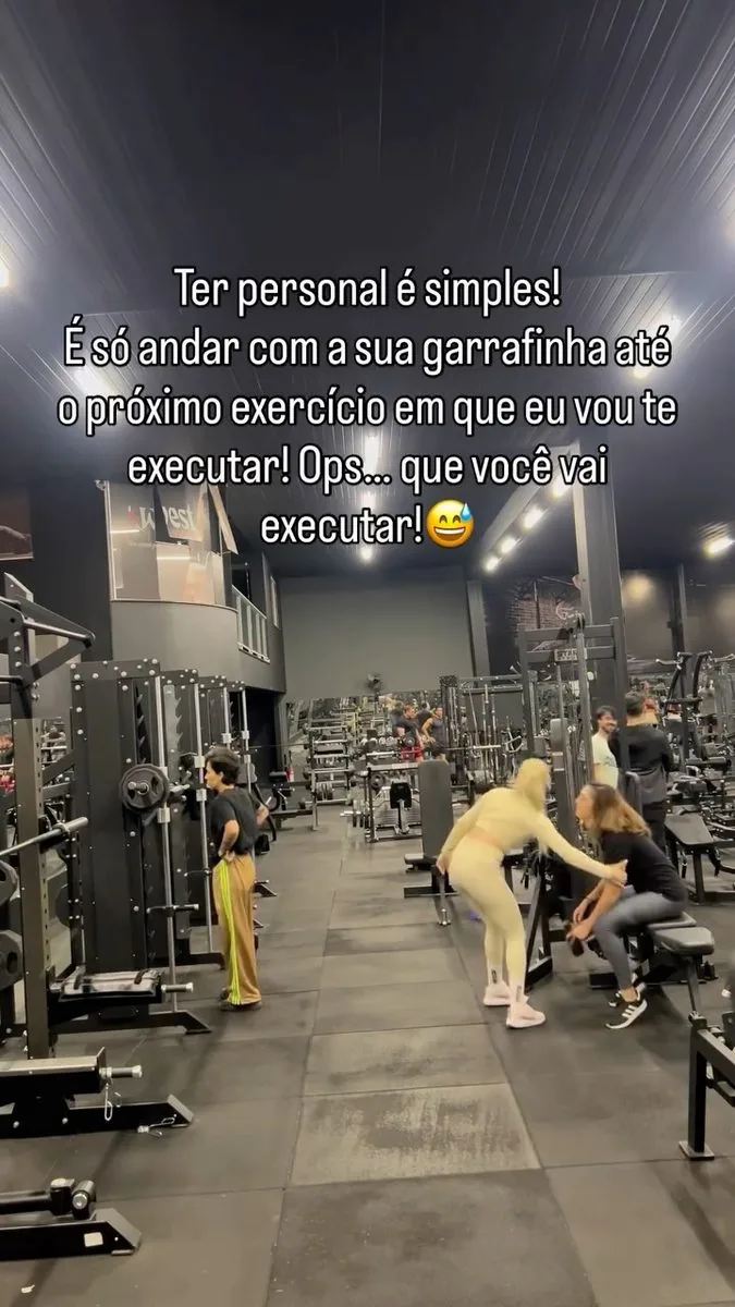 Cena bem humorada de Ana Paula acompanhando uma aluna