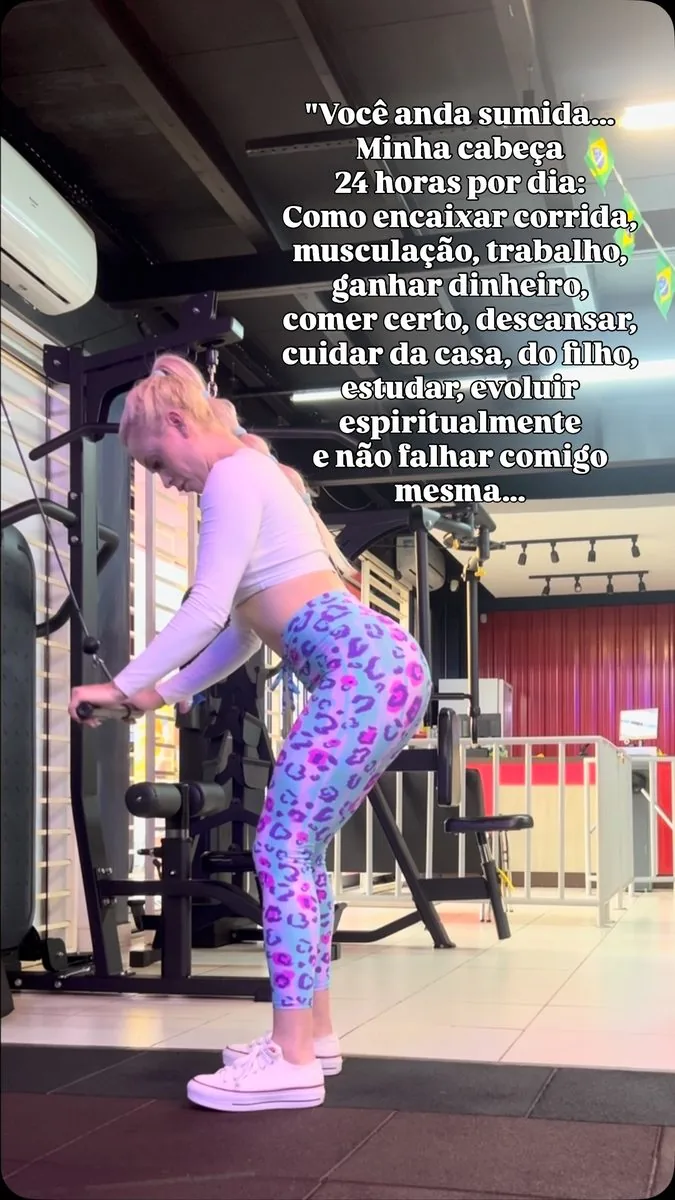 Ana Paula treinando em uma academia com look rosa