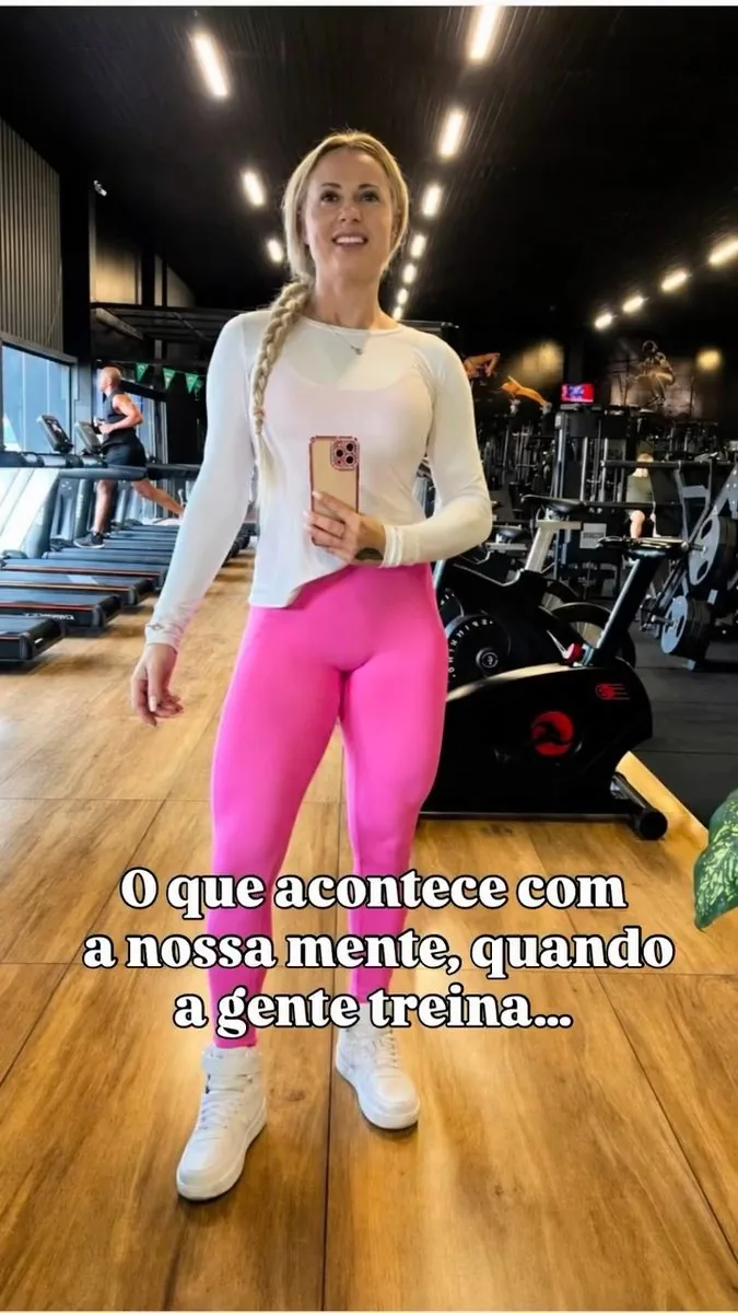Ana Paula em uma academia usando calça rosa